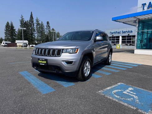 Used 2017 Jeep Grand Cherokee Laredo w/ Quick Order Package 23E AWD/4WD image 3