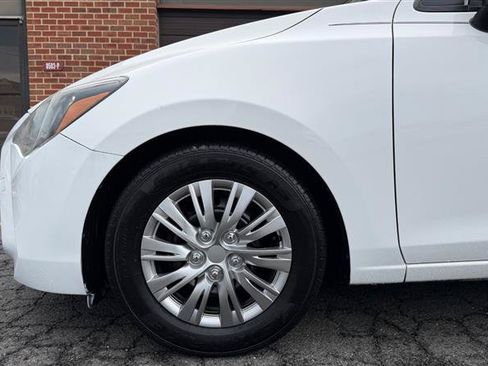 Used 2019 Toyota Yaris L FWD image 5