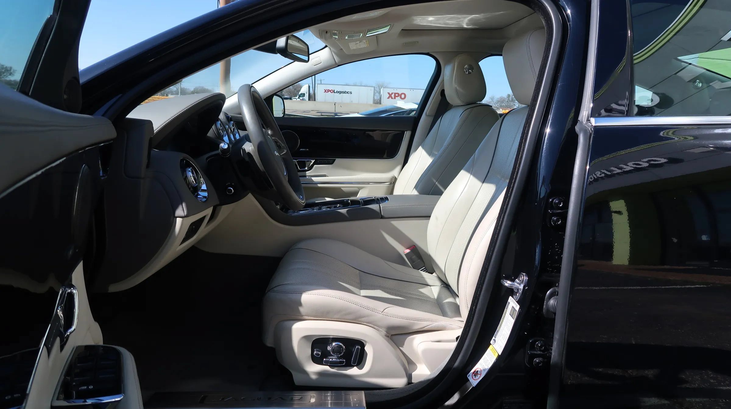Used 2017 Jaguar XJ R-Sport RWD image 14