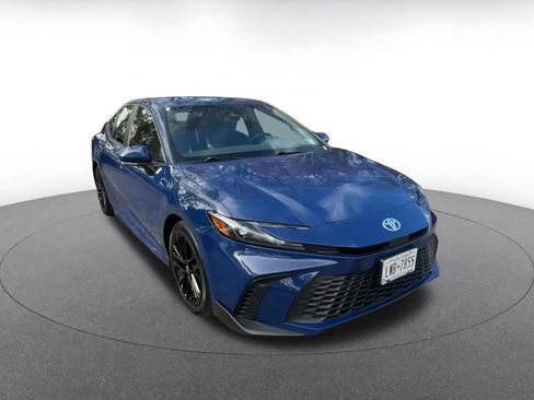 Used 2025 Toyota Camry SE image 3