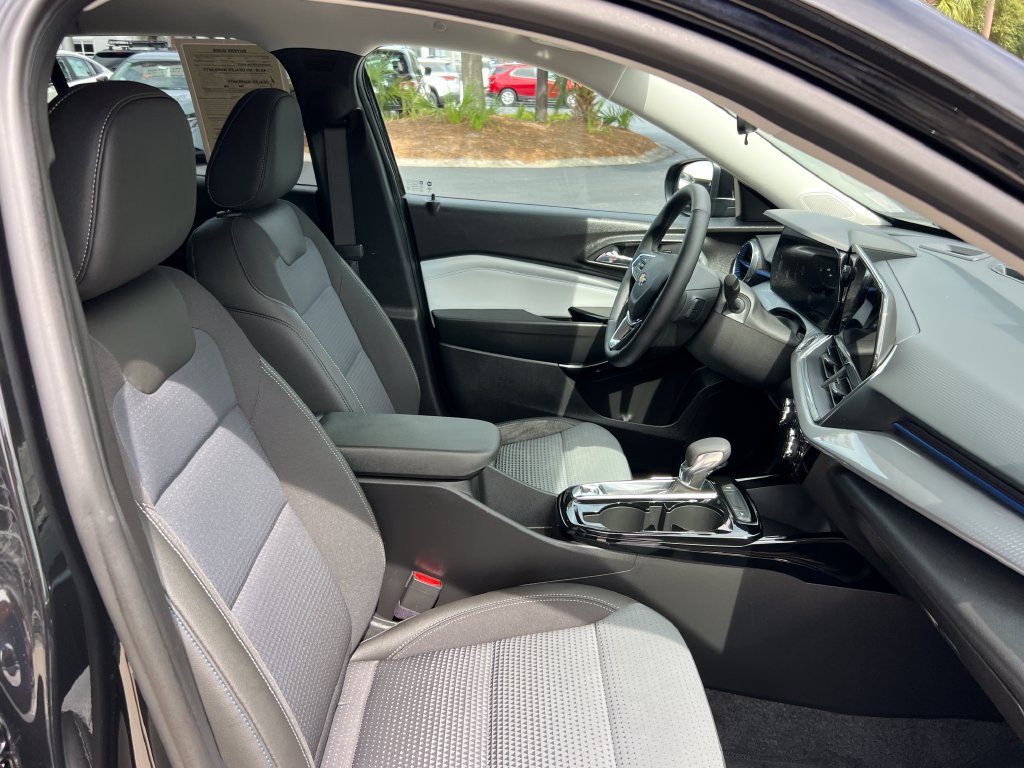 Used 2024 Chevrolet Trax LT w/ Driver Confidence Package FWD image 19