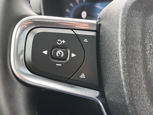 Used 2025 Volvo XC40 B5 Plus image 13