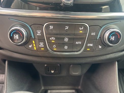 Used 2023 Chevrolet Traverse LT image 21