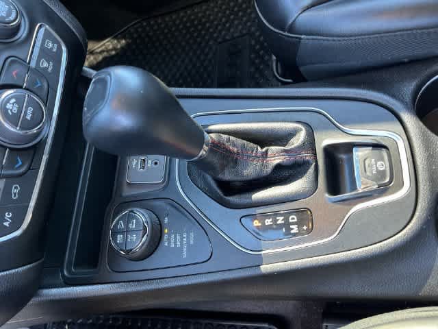 Used 2019 Jeep Cherokee Trailhawk w/ Comfort/Convenience Group AWD/4WD image 29