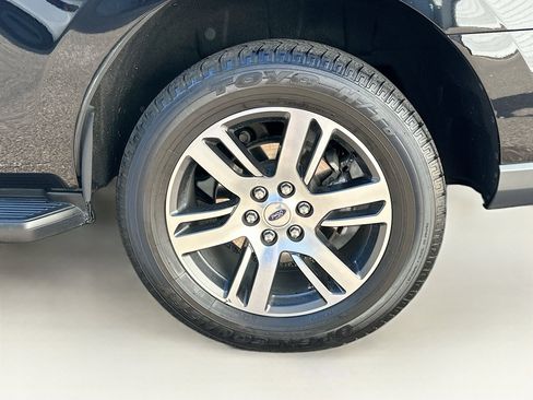 Used 2024 Ford Expedition Limited image 11