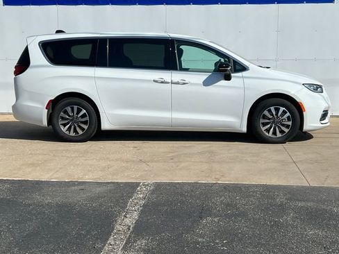 Used 2024 Chrysler Pacifica Limited FWD image 48
