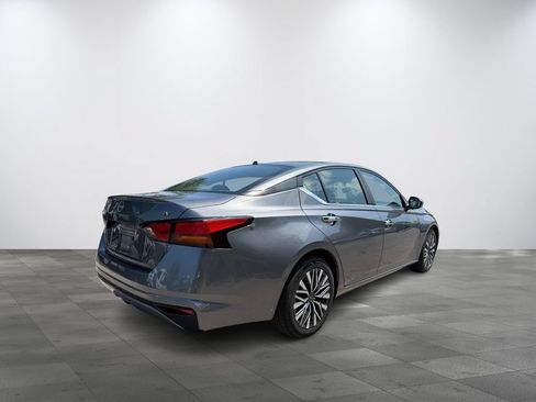 Used 2024 Nissan Altima 2.5 SV FWD image 6