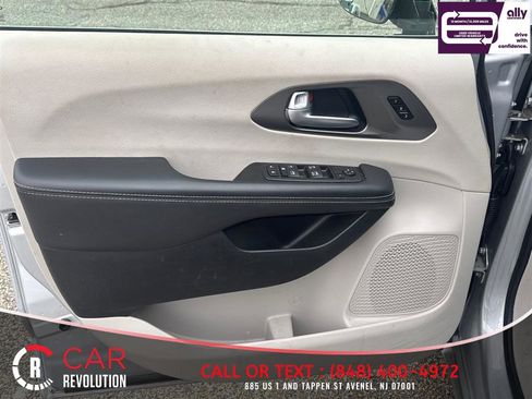 Used 2024 Chrysler Pacifica Touring-L image 21