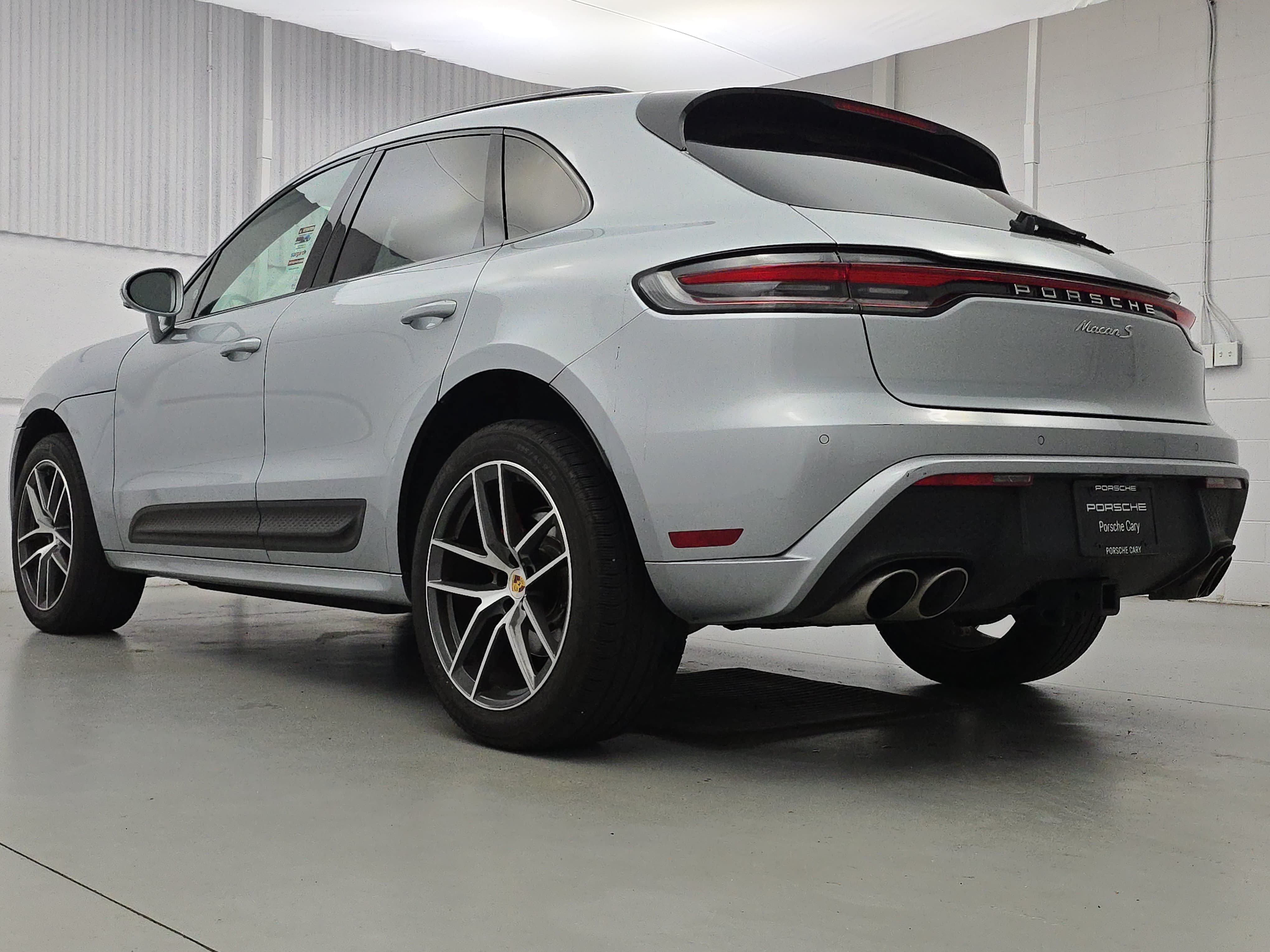 Certified 2024 Porsche Macan S AWD/4WD image 3