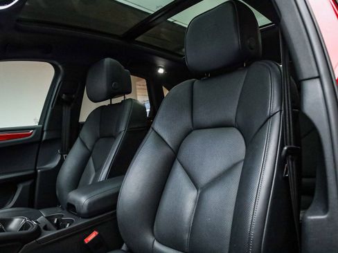 Certified 2025 Porsche Macan image 5