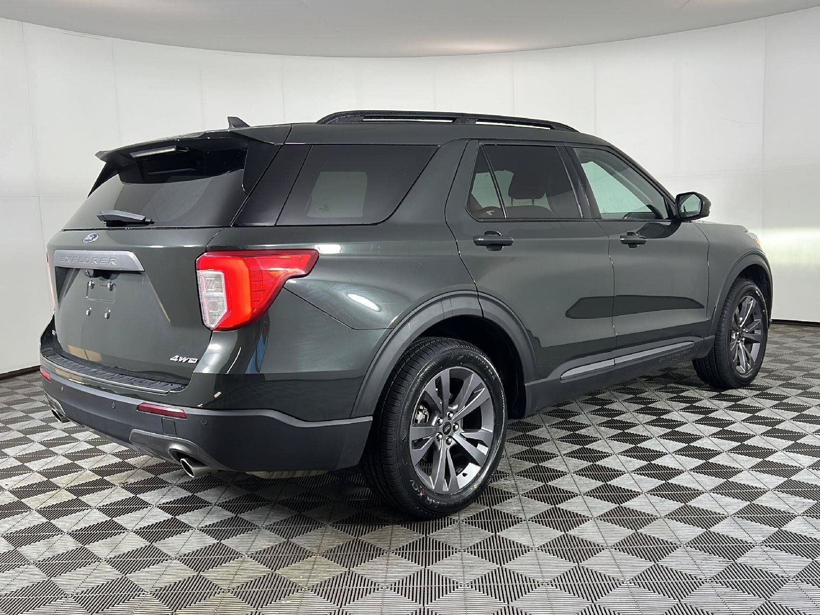 Used 2022 Ford Explorer XLT w/ Equipment Group 202A AWD/4WD image 5
