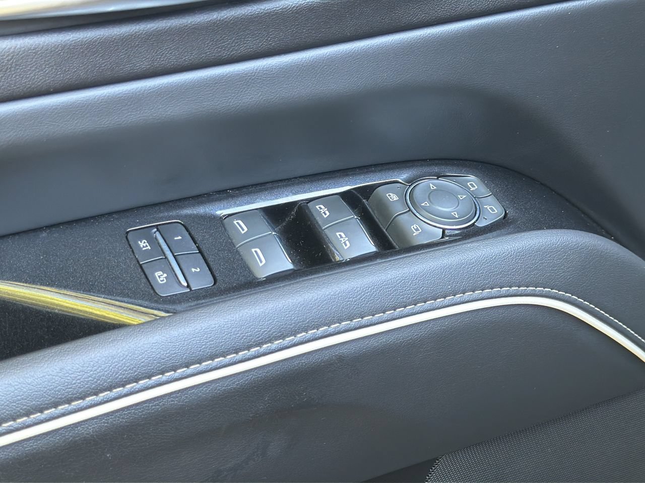 Used 2022 Cadillac Escalade Premium Luxury AWD/4WD image 11