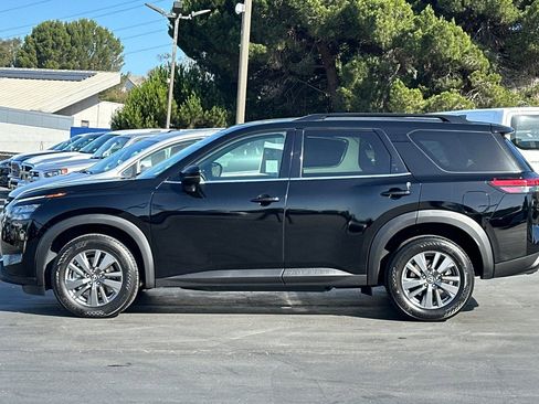 Used 2024 Nissan Pathfinder SV FWD image 8