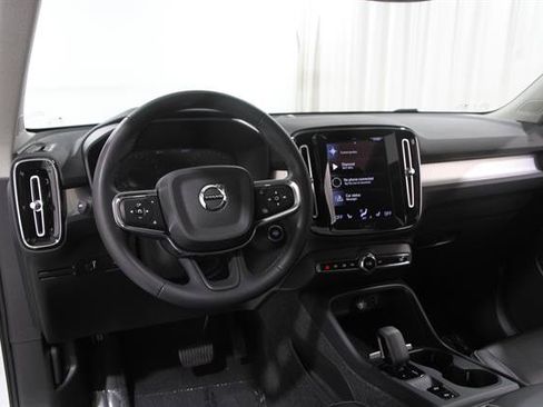 Used 2022 Volvo XC40 T5 Momentum w/ Premium Package AWD/4WD image 6