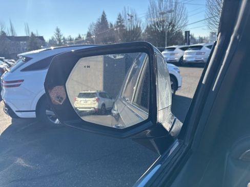 Used 2024 Chevrolet Suburban High Country image 38