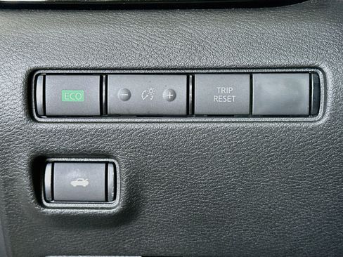 Used 2025 Nissan Sentra SR w/ SR Premium Package FWD image 17