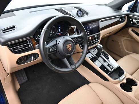 Certified 2024 Porsche Macan AWD/4WD image 4