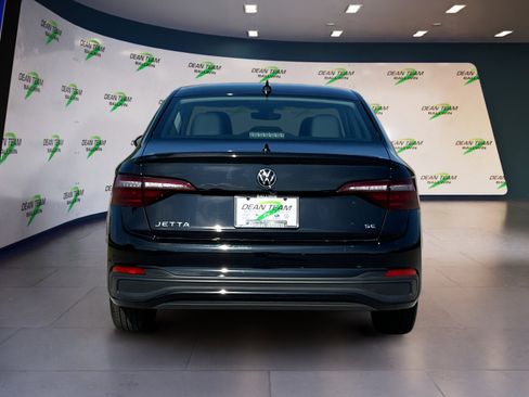 Used 2024 Volkswagen Jetta SE w/ Panoramic Sunroof Package image 6