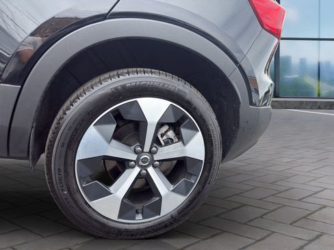 Used 2025 Volvo XC40 B5 Plus image 24