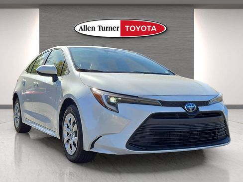 Used 2023 Toyota Corolla LE image 2