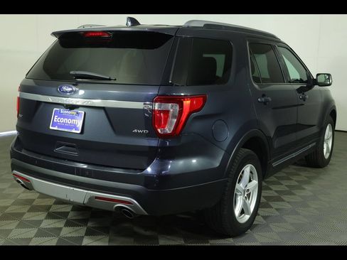 Used 2017 Ford Explorer XLT w/ Equipment Group 202A AWD/4WD image 8