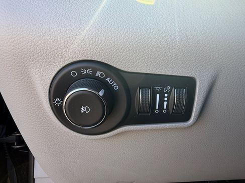 Used 2023 Jeep Compass Latitude w/ Convenience Group AWD/4WD image 26