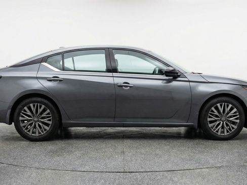 Used 2025 Nissan Altima 2.5 SV image 11