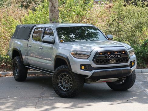 Used 2021 Toyota Tacoma TRD Off-Road w/ Technology Package AWD/4WD image 2