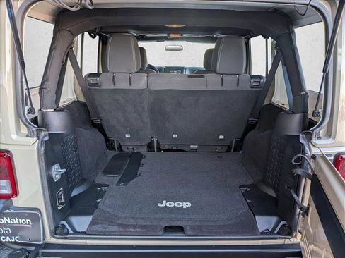 Used 2017 Jeep Wrangler Unlimited Rubicon w/ Connectivity Group image 6