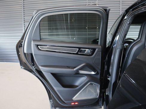 Used 2023 Porsche Cayenne Turbo AWD/4WD image 24