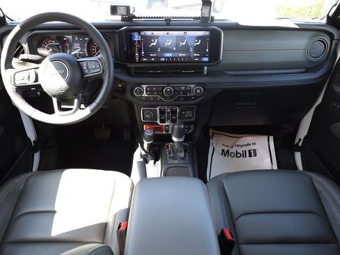 Used 2025 Jeep Gladiator Mojave w/ Convenience Group AWD/4WD image 18