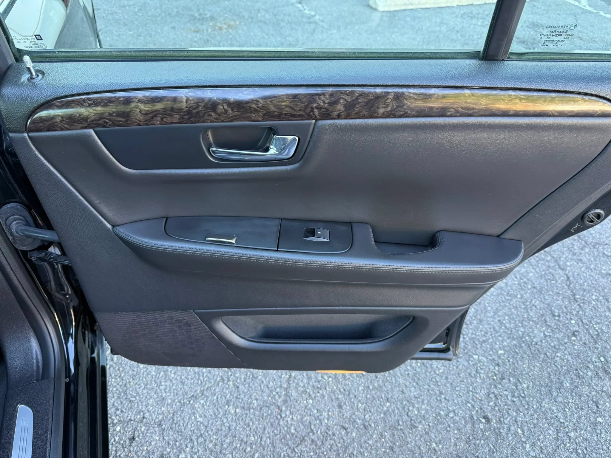 Used 2011 Cadillac DTS FWD image 25