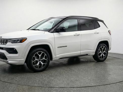 Used 2025 Jeep Compass Limited AWD/4WD image 3