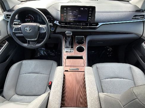 Certified 2024 Toyota Sienna XLE FWD image 35