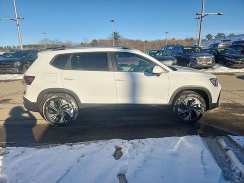 New 2026 Volkswagen Taos SE image 8