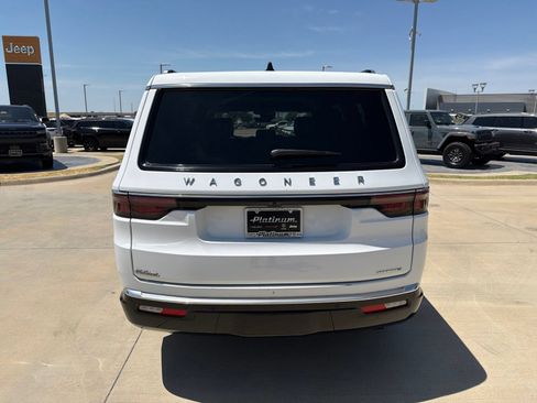 Used 2024 Jeep Wagoneer Series II w/ Flexible Seating Group RWD image 4
