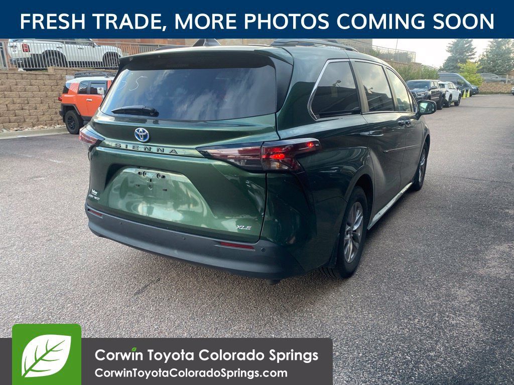 Used 2025 Toyota Sienna XLE AWD/4WD image 9