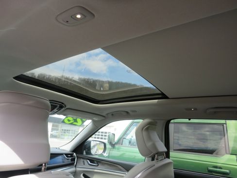 Used 2023 Jeep Grand Cherokee Overland w/ Adv Protech Group III image 9