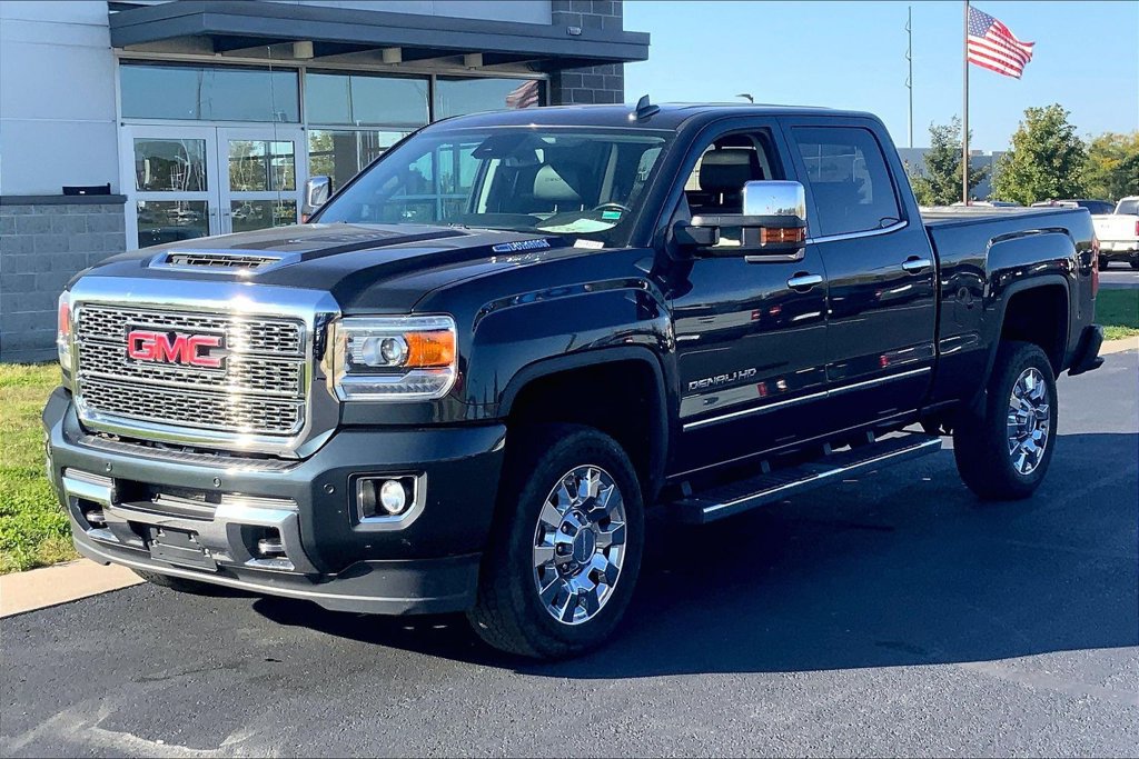 Used 2018 GMC Sierra 2500 Denali w/ Duramax Plus Package AWD/4WD image 5