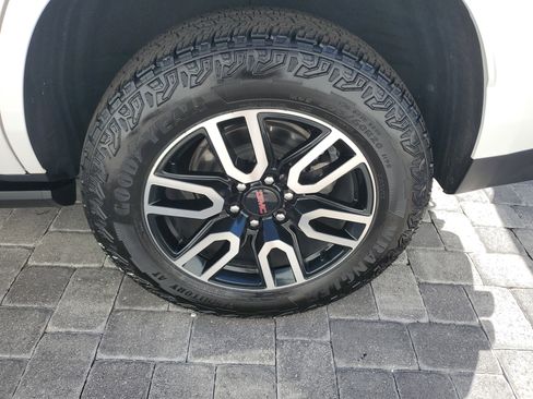 Used 2023 GMC Yukon AT4 w/ Technology Package image 5