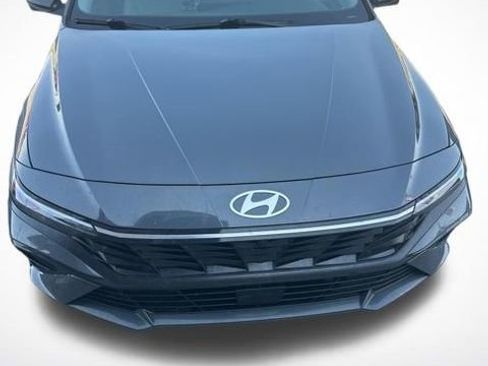 Used 2024 Hyundai Elantra Limited image 11