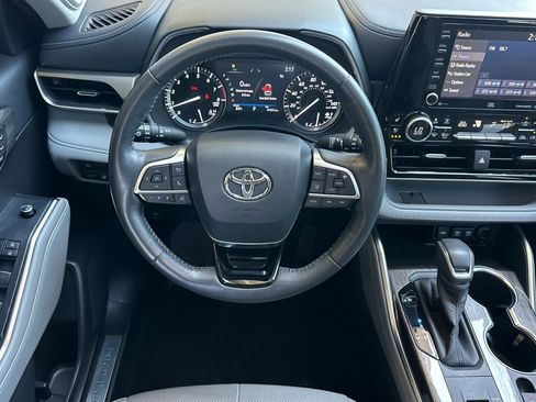Used 2020 Toyota Highlander Limited FWD image 14