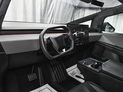 Used 2025 Tesla Cybertruck AWD Crew Cab image 29