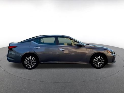 Used 2025 Nissan Altima 2.5 SV FWD image 16
