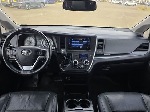 Used 2017 Toyota Sienna SE image 11