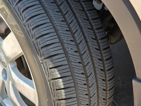 Used 2013 Kia Sorento LX w/ Third Row Pkg image 23