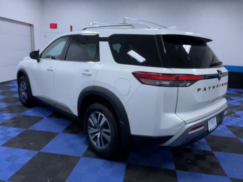 Used 2024 Nissan Pathfinder SL w/ Black Appearance Package AWD/4WD image 6