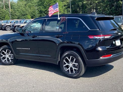 Used 2024 Jeep Grand Cherokee Limited AWD/4WD image 10