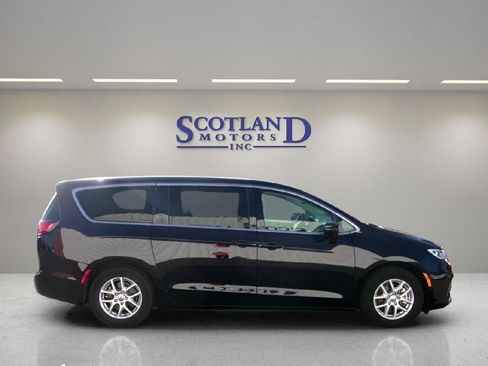Used 2024 Chrysler Pacifica Touring-L FWD image 5
