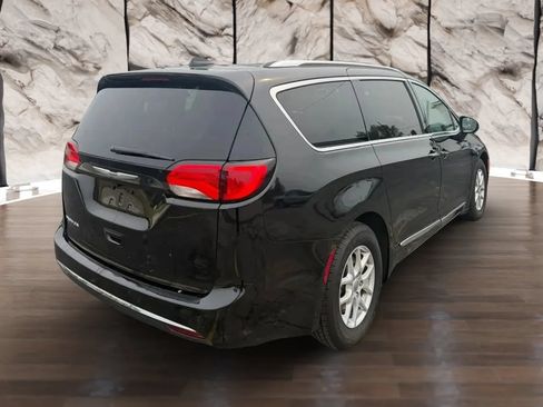 Used 2020 Chrysler Pacifica Touring-L FWD image 7